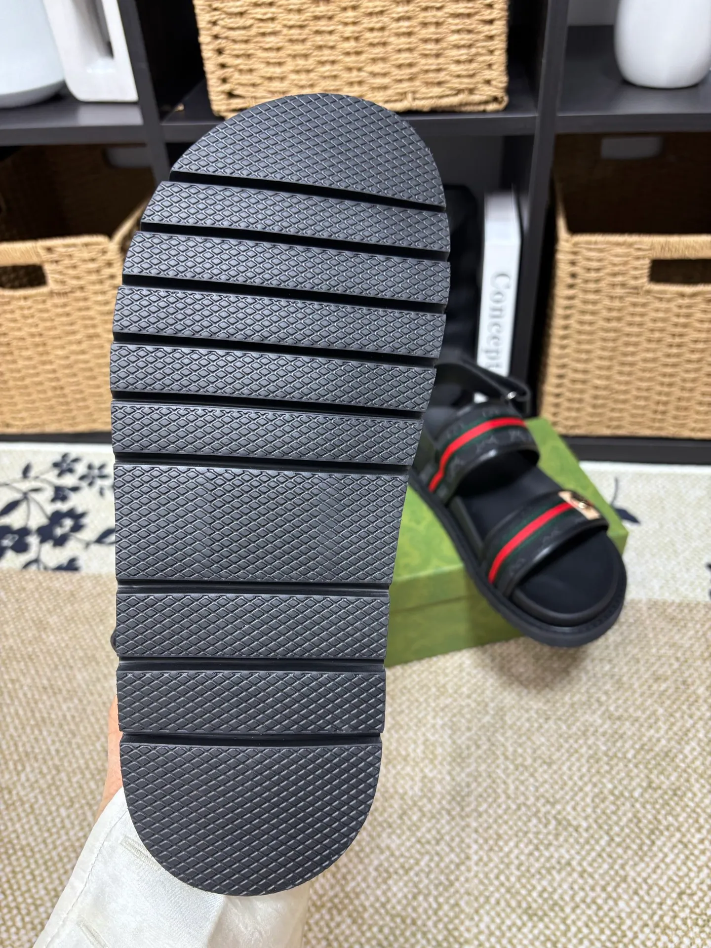 Factory 💰 300 yuan Gucci slippers] high-end men's shoes brand official website 1:1 latest masterpiece: original mold customization, the fabric is made of imported original materials, upgraded outsole, lighter and non-slip. The market's top quality, simple yet tasteful, a must-have for fashionistas, fashionable at your feet, full of confidence, the same style at the counter 👍The season of summer slippers is here. Code: 38-45 (45 customized)